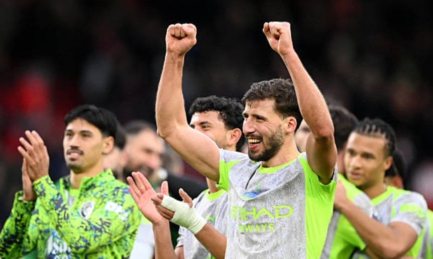 Man City tiếp tục gây áp lực lên Arsenal.