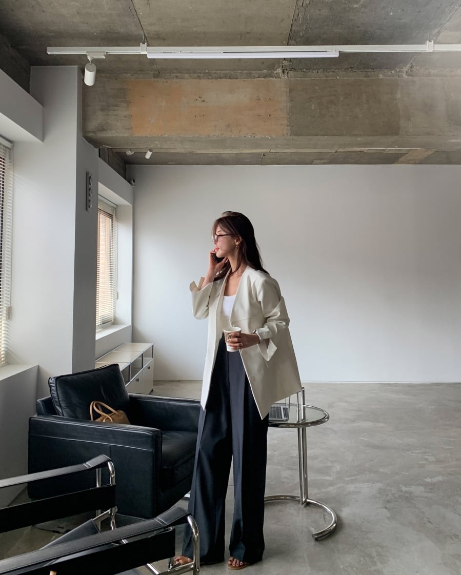 Sự tương phản vừa phải giữa các gam trung tính mang lại cảm giác thời trang hơn mà không làm mất đi vẻ lịch sự cần có.