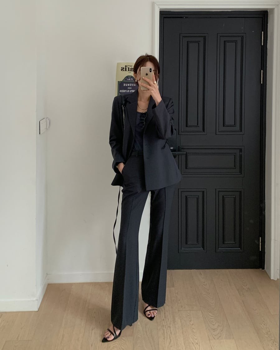 Blazer dáng suông mang lại vẻ hiện đại, thoải mái, trong khi blazer chiết eo nhẹ tạo cảm giác mềm mại và nữ tính hơn. 