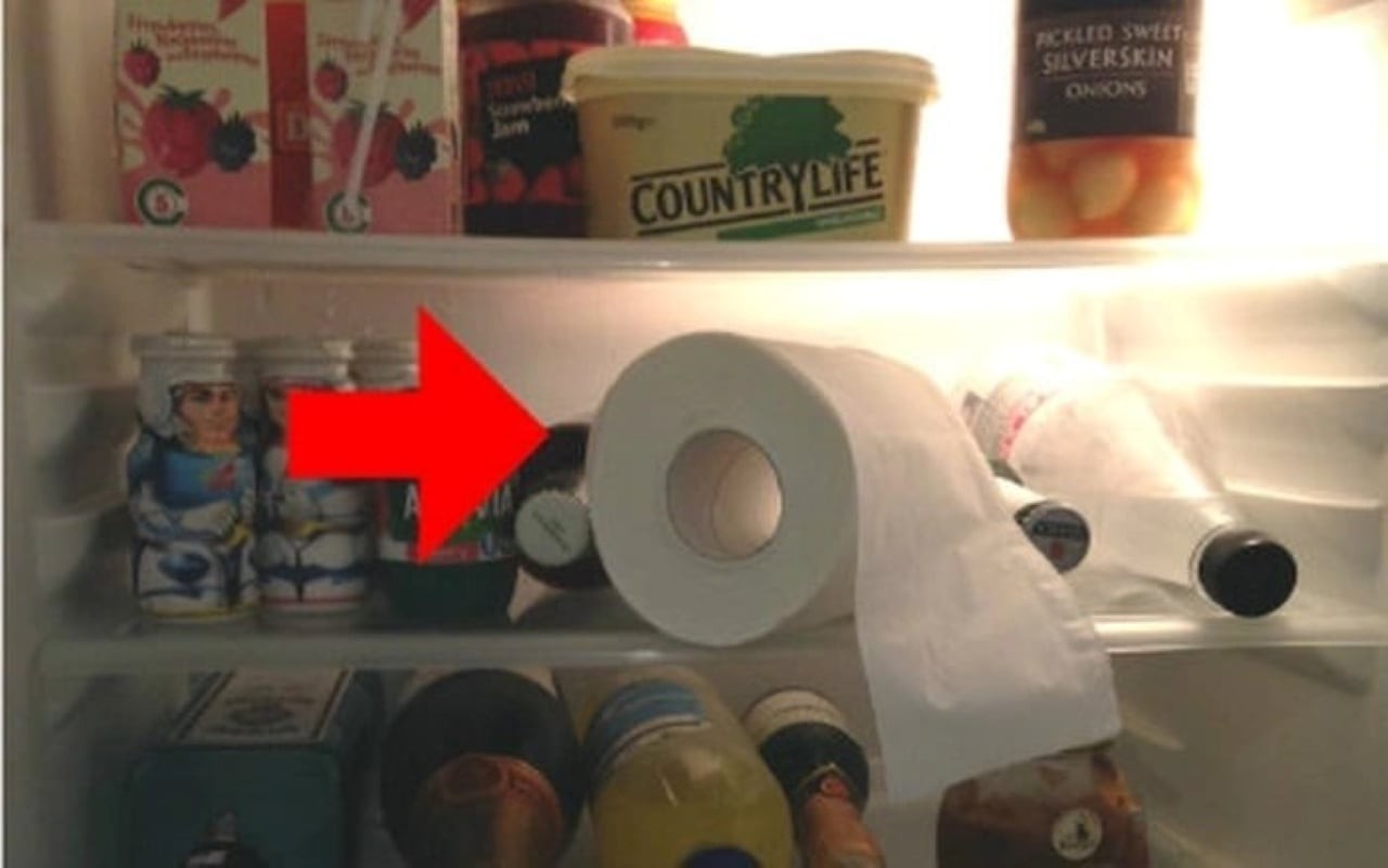  Đặt một cuộn giấy vào tủ lạnh, giúp khử mùi và giải quyết nỗi lo của nhiều người. (Ảnh minh họa)
