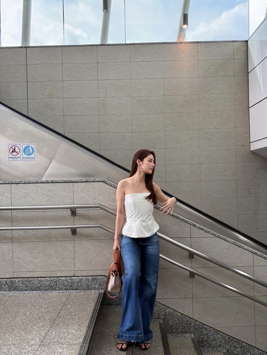 Phụ kiện mang tông trung tính giúp bộ trang phục giữ được vẻ sang trọng mà không quá phô trương.