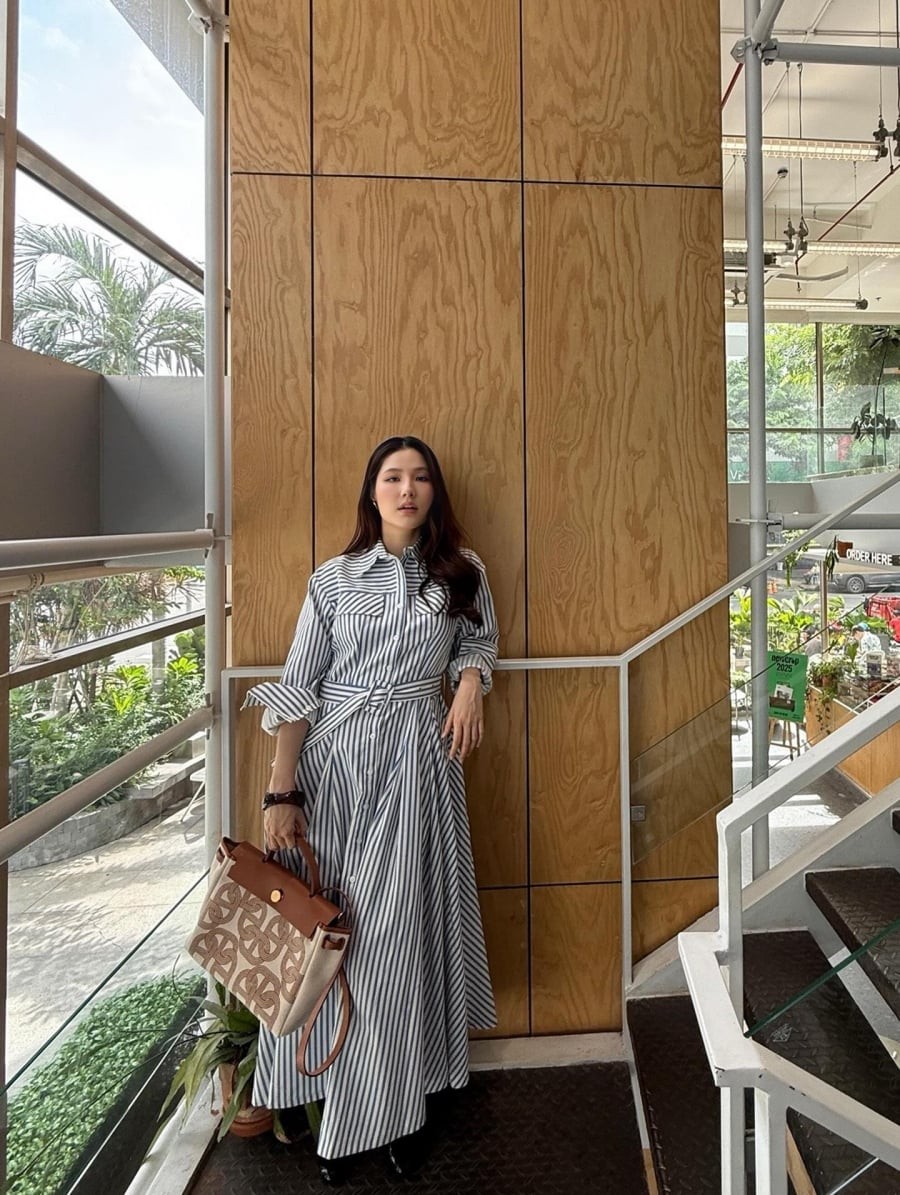 Việc lựa chọn túi xách và giày cùng gam trung tính giúp tổng thể hài hòa, dễ ứng dụng trong nhiều hoàn cảnh