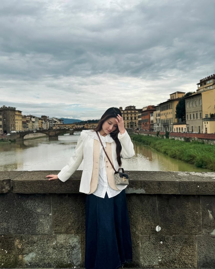  Khi khoác thêm áo vest trắng, tổng thể trở nên thanh lịch và trang nhã hơn. 