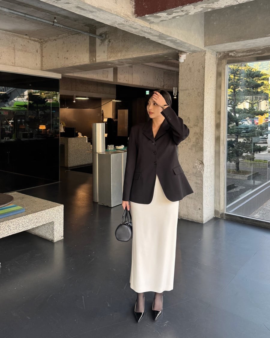 Dù kết hợp cùng quần âu, chân váy hay váy liền, blazer đều có khả năng nâng tầm diện mạo mà không cần thêm nhiều phụ kiện.