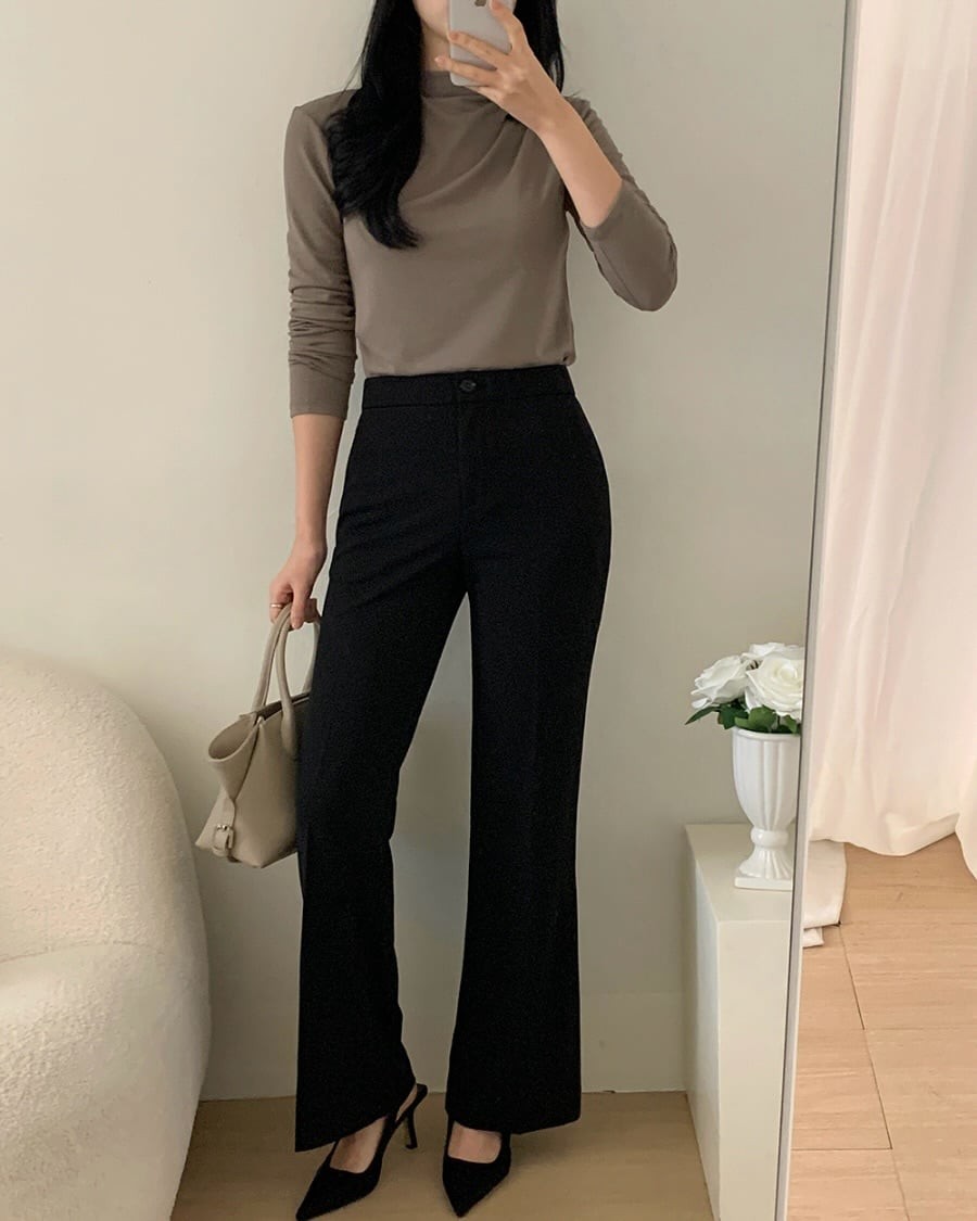 Trong một tủ đồ tối giản, giày dép không cần cầu kỳ nhưng phải đảm bảo sự tinh tế và tiện dụng.