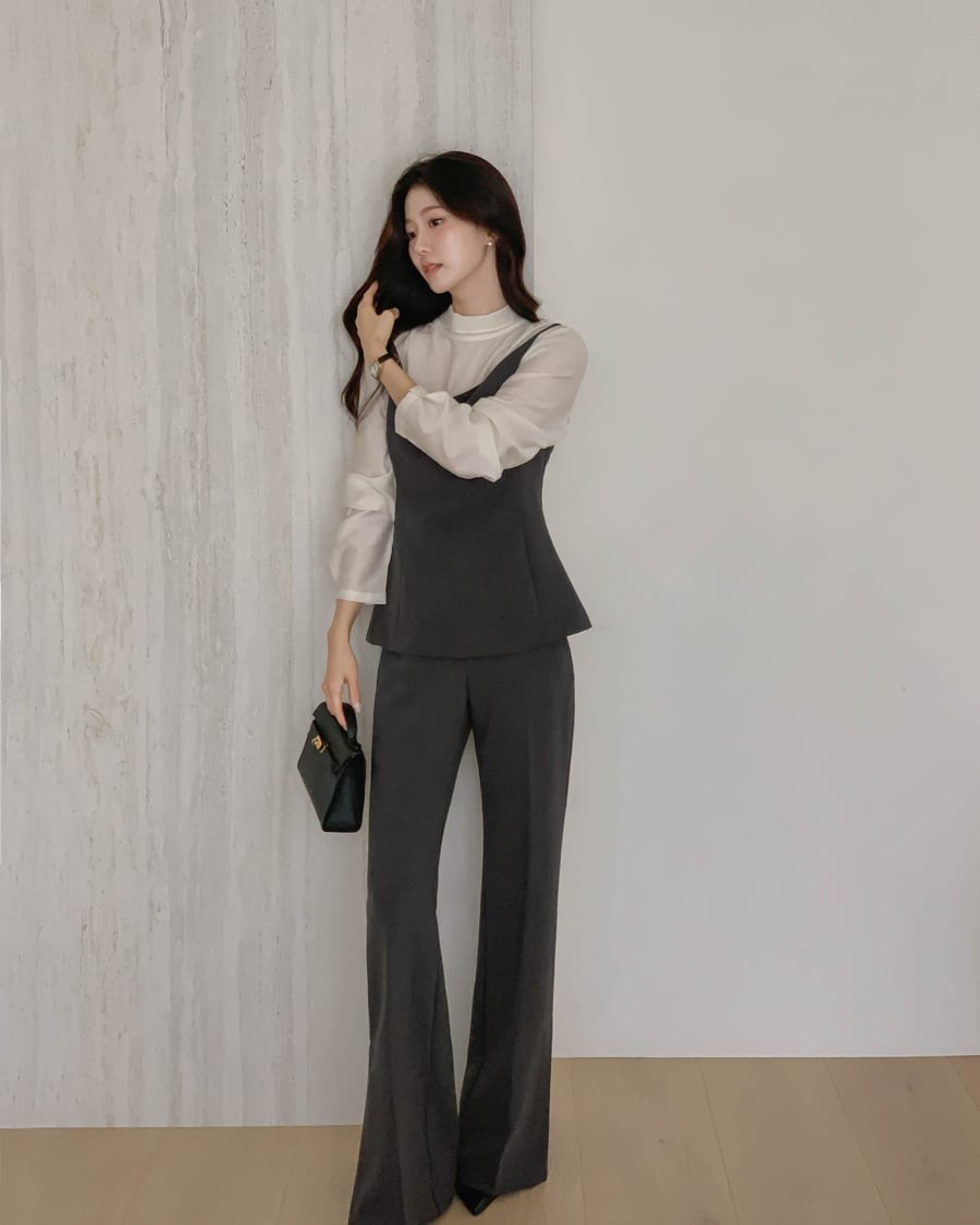 Quần âu được xem là trụ cột của phong cách công sở tối giản, đặc biệt khi sở hữu đường ly giữa sắc nét. 