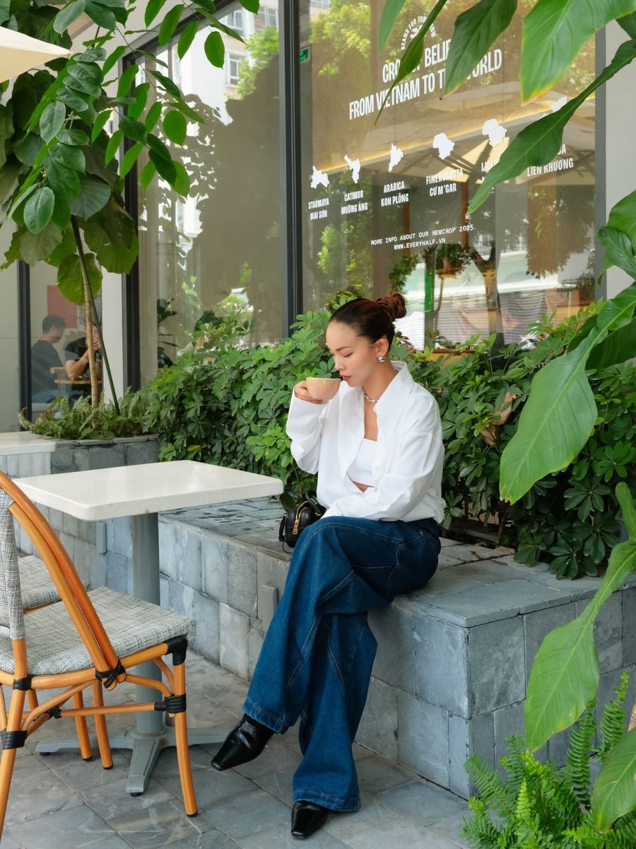 Áo trắng luôn là lựa chọn an toàn nhưng chưa bao giờ lỗi mốt, đặc biệt khi kết hợp cùng quần jeans. 