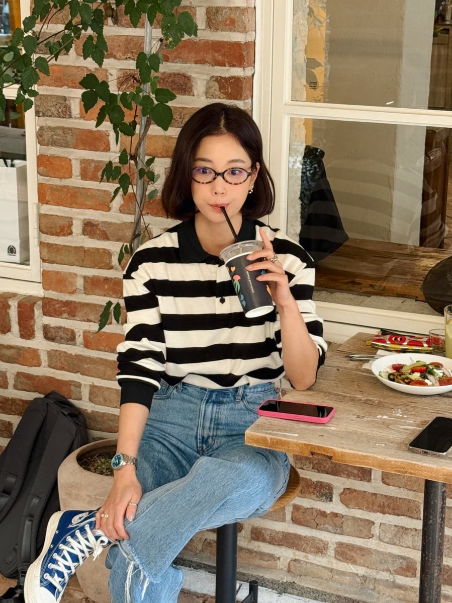 Áo họa tiết nếu được lựa chọn khéo léo sẽ trở thành điểm nhấn giúp trang phục bớt đơn điệu