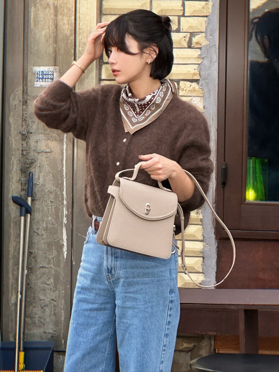 Trong những ngày thời tiết se lạnh, áo len kết hợp cùng quần jeans là công thức vừa quen thuộc vừa hiệu quả.