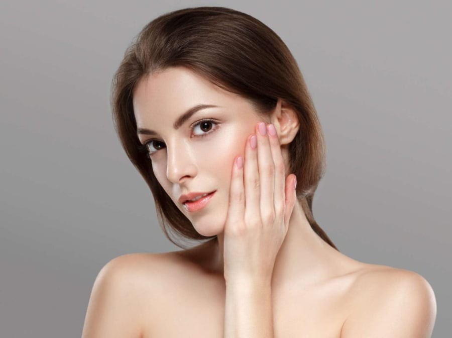 Không chỉ giúp bảo vệ tế bào, các chất chống oxy hóa trong trà xanh còn hỗ trợ duy trì độ ẩm tự nhiên, góp phần giữ cho da mềm mại, hạn chế tình trạng xỉn màu và thiếu sức sống.

