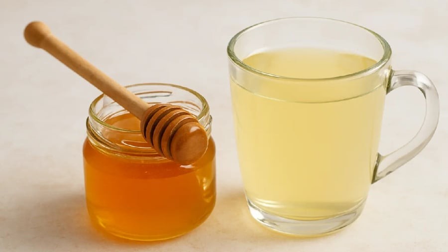 Uống nước mật ong ấm vào buổi sáng mang lại nhiều lợi ích cho sức khỏe.