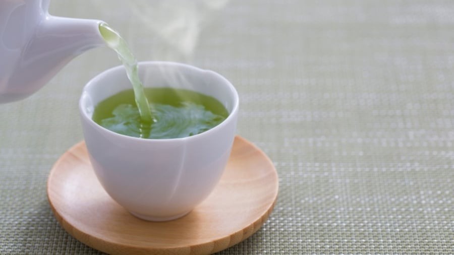 Uống trà xanh mỗi ngày không chỉ giúp giảm lượng mỡ trong máu mà còn có hiệu quả trong việc phòng ngừa nhiều bệnh tim mạch, từ đó góp phần cải thiện sức khỏe.