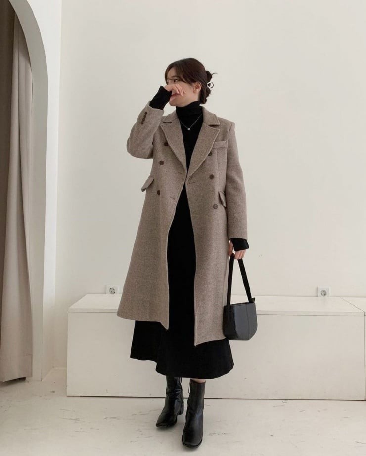  Khi kết hợp cùng áo khoác dáng dài như măng tô hoặc áo khoác có phom đứng, tổng thể trở nên chỉn chu và cân đối. 