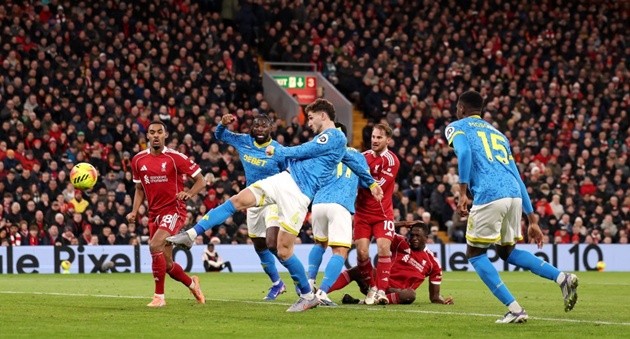 Santiago Bueno khiến Liverpool thót tim với bàn rút ngắn cách biệt