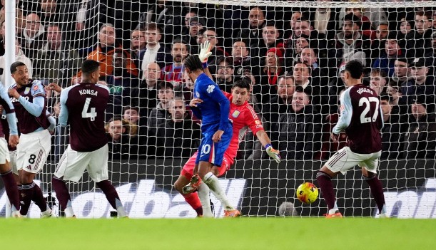 Chelsea lại có một bàn thắng từ tình huống đá phạt góc.