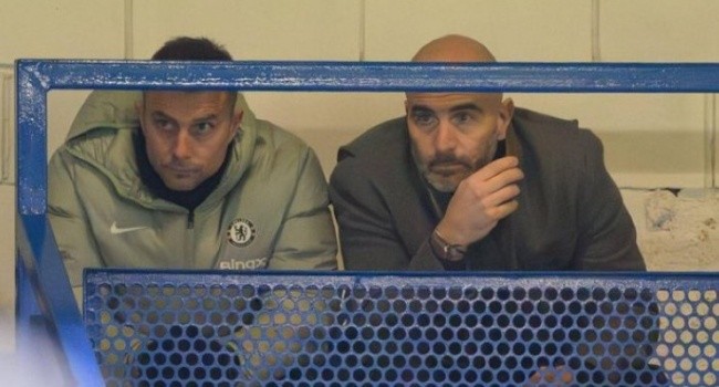 HLV Maresca chỉ đạo Chelsea trên khán đài.