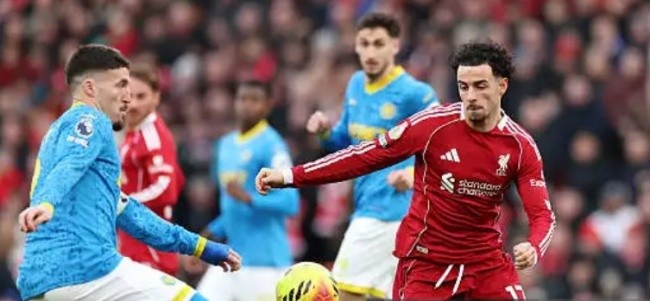 Curtis Jones – 7.0 điểm. Jones đá công thủ toàn diện, hỗ trợ phòng ngự tốt và tích cực tham gia luân chuyển bóng. 