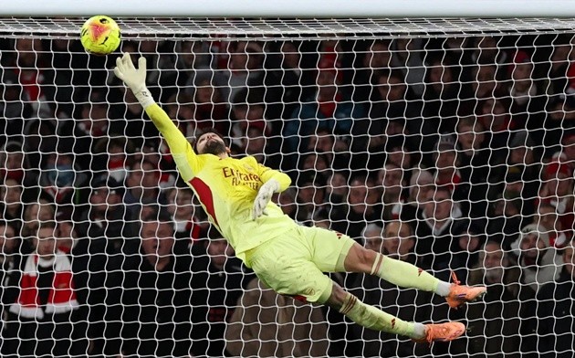 Raya thực hiện pha cứu thua đẳng cấp trước Brighton