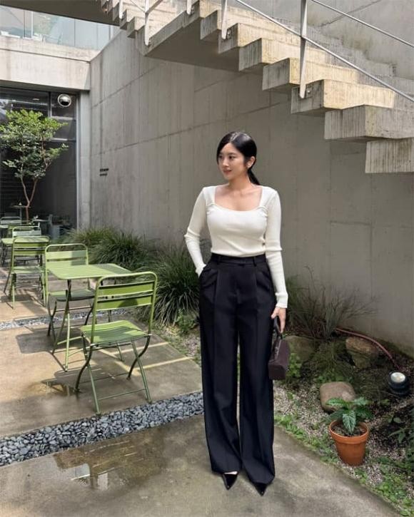 Trong môi trường công sở, áo len kết hợp quần âu là lựa chọn lý tưởng để cân bằng giữa sự thoải mái và vẻ ngoài chuyên nghiệp. 