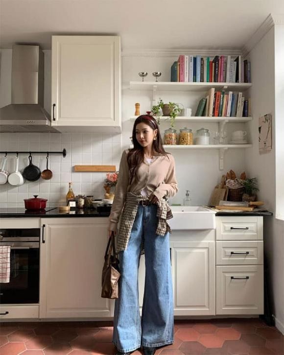 Sự kết hợp giữa áo len và quần jeans cho thấy thời trang không cần quá cầu kỳ vẫn có thể tạo nên dấu ấn riêng. 