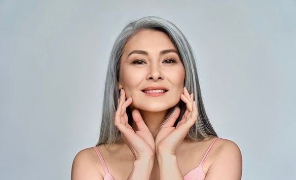 Trà xanh được ứng dụng rộng rãi trong mỹ phẩm nhờ hàm lượng polyphenol cao – nhóm hợp chất có khả năng chống oxy hóa mạnh. 