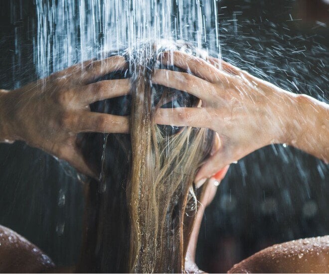 Cảm giác ngứa ngáy, châm chích ở da đầu có thể xuất hiện khi bụi bẩn, mồ hôi và cặn sản phẩm tạo kiểu không được làm sạch. 