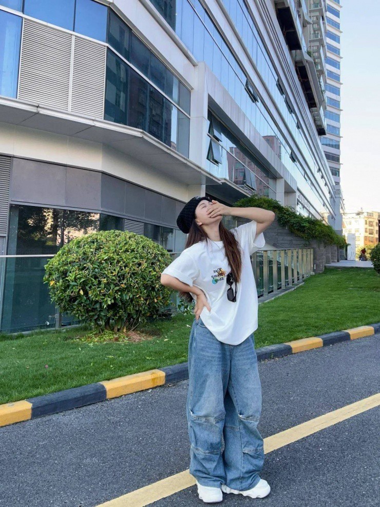 Sự kết hợp giữa giày thể thao và quần jeans được xem là công thức an toàn nhưng luôn mang lại hiệu quả cao về mặt thẩm mỹ.