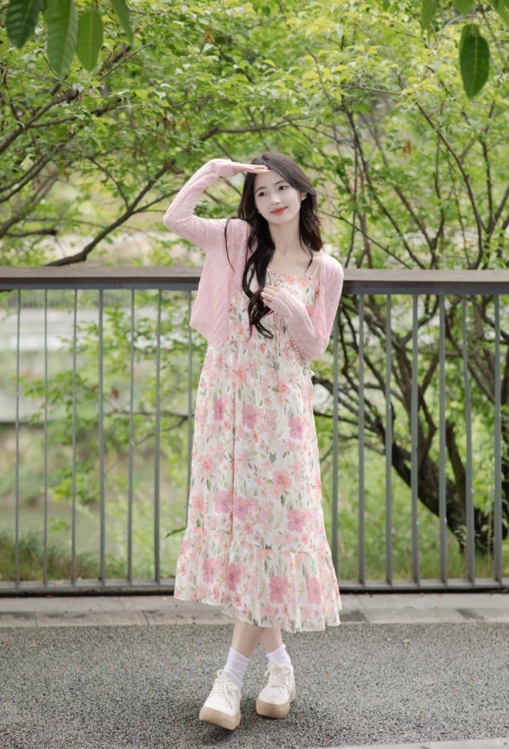 Khi giày thể thao được phối cùng đầm dài, tổng thể trang phục sẽ trở nên cân bằng giữa nét mềm mại và sự năng động hiện đại.