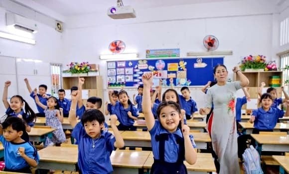 Việc tuyển dụng nhà giáo tại cơ sở giáo dục công lập và ngoài công lập do người đứng đầu cơ sở thực hiện; các trường thuộc lực lượng vũ trang do Bộ Quốc phòng và Bộ Công an quản lý; các trường hợp khác theo quy định của Bộ GD&ĐT.