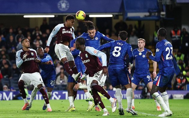 Watkins vào sân từ ghế dự bị và để lại dấu ấn với cú đúp bàn thắng.