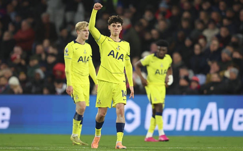 Archie Gray ghi bàn thắng duy nhất trận đấu.