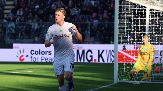 Emil Audero dù nỗ lực nhưng không thể ngăn cản Hojlund.