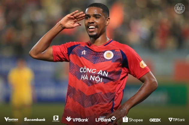 Alan chia sẻ sau khi được bầu chọn là Cầu thủ ngoại hay nhất 2025 tại Gala Quả bóng Vàng. Ảnh: CAHN