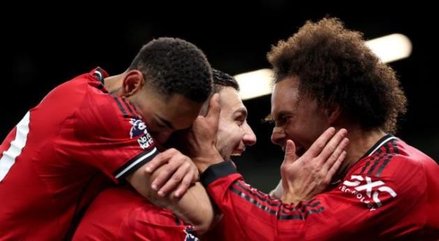 MU sẽ hy sinh Zirikee để có Evan Ndicka?