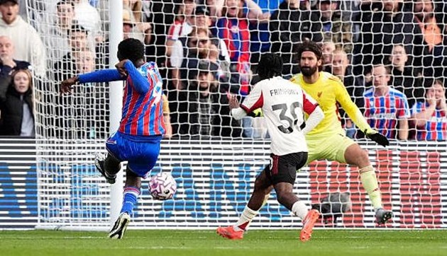 Những tình huống cố định khiến Liverpool bị tụt lại.