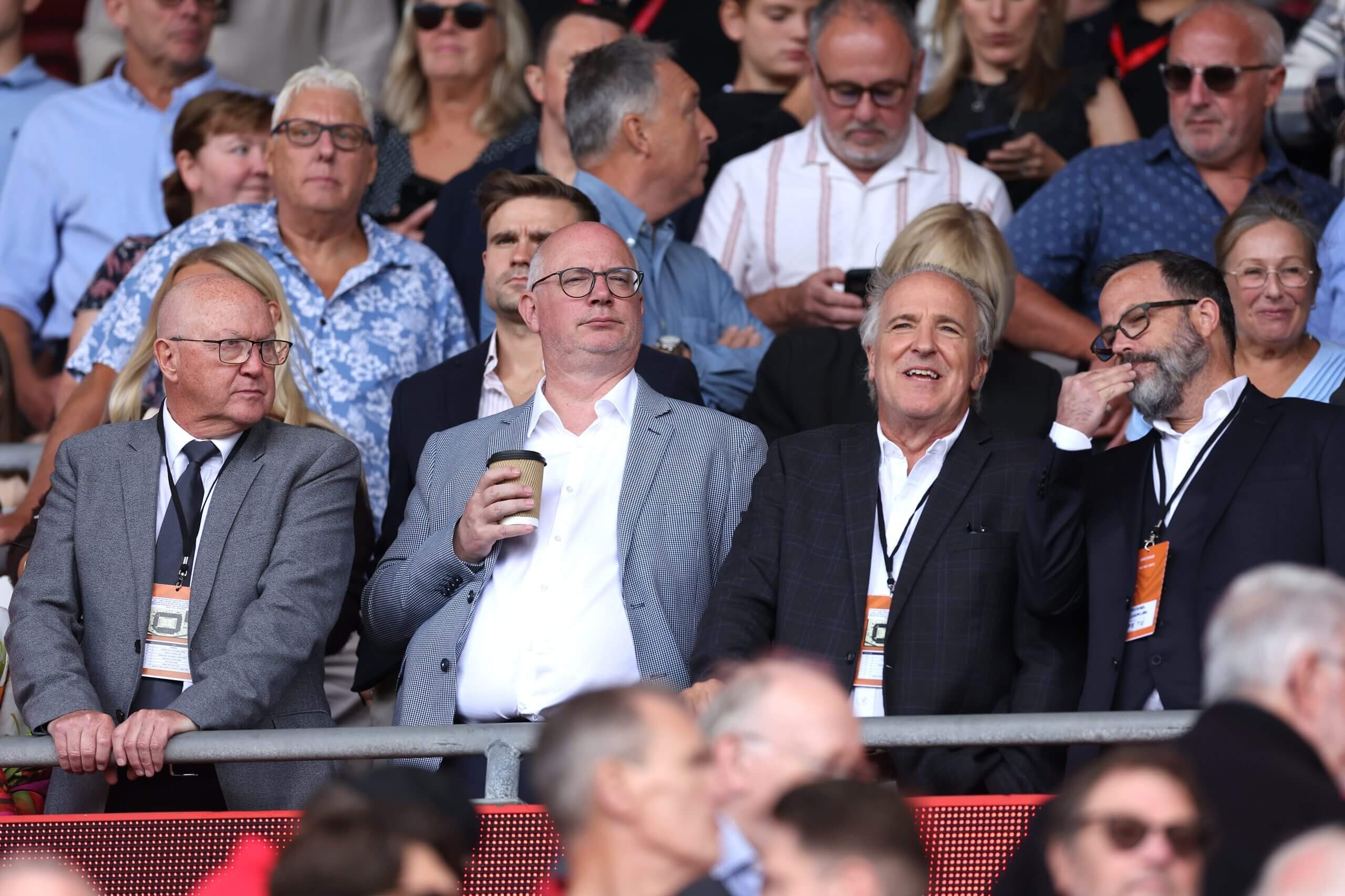 Les Reed, Shaun Harvey (bên trái, thứ hai từ trái) và Michael Williamson (bên phải) đều là thành viên của ủy ban chuyển nhượng của Wrexham.