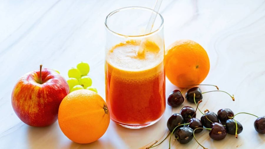 Nước ép trái cây gần như không chứa chất xơ nhưng lại rất nhiều đường, có thể khiến đường huyết tăng nhanh, làm tăng gánh nặng chuyển hóa cho gan.