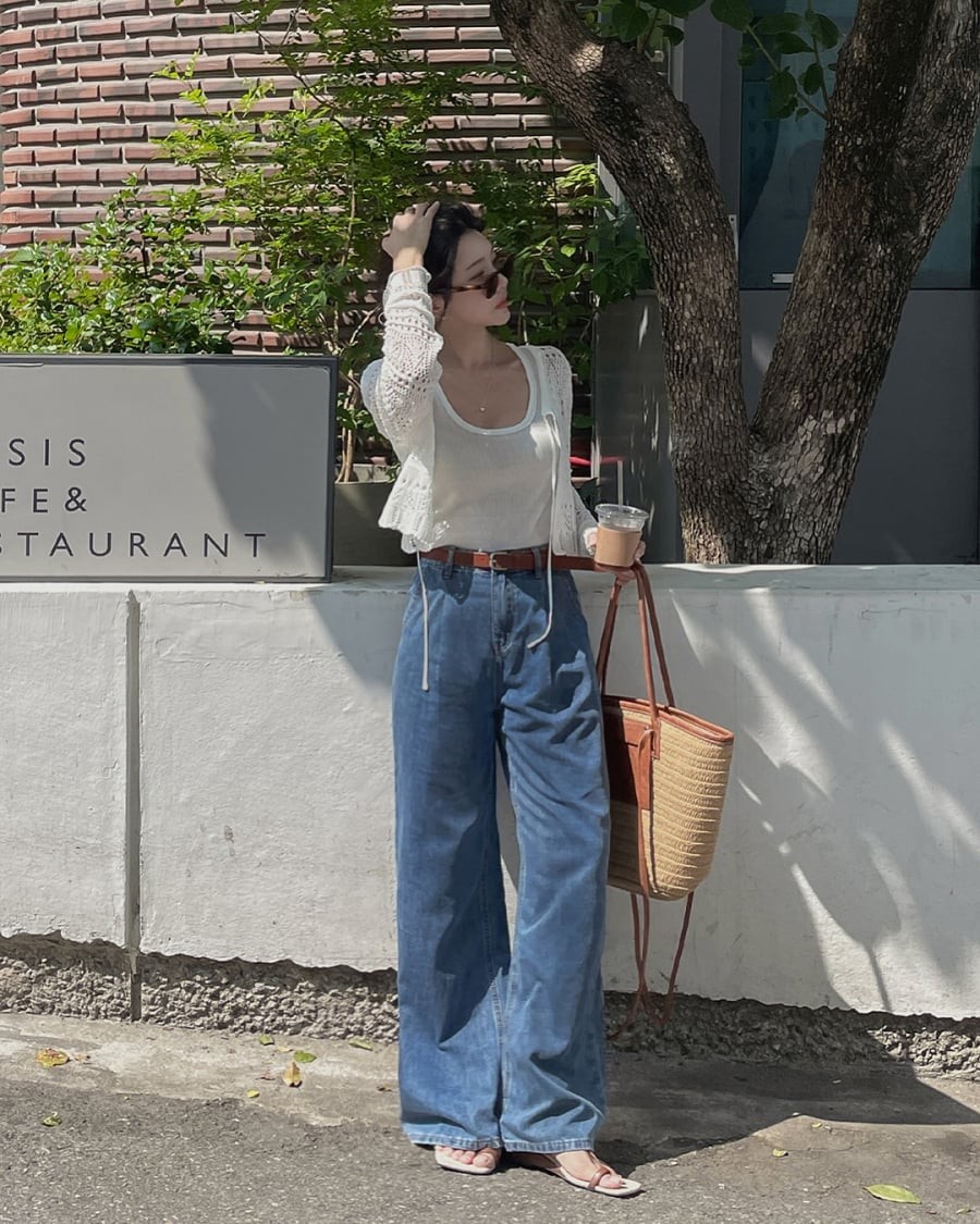 So với dáng skinny ôm sát, quần jeans ống suông mang lại cảm giác hiện đại và phóng khoáng hơn. 