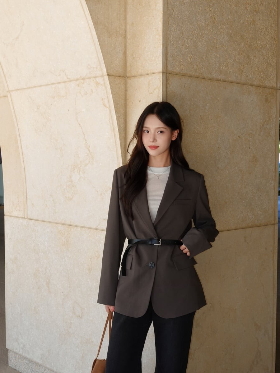 Blazer không chỉ gắn liền với hình ảnh công sở mà còn có thể trở thành item giúp “ăn gian” tuổi tác nếu được lựa chọn khéo léo. 