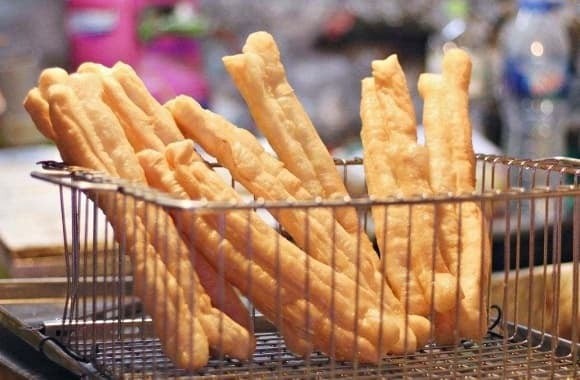 Quẩy chiên, đặc biệt khi ăn cùng sữa đậu nành nóng, là bữa sáng yêu thích của nhiều người nhưng lại tiềm ẩn rủi ro cao cho người tiểu đường.