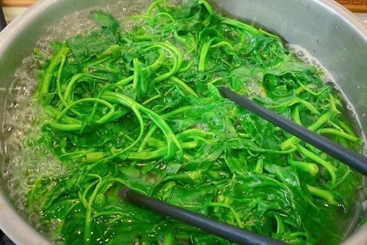 Dù không thật sự cần thiết, trong một số tình huống nhất định bạn vẫn có thể thêm vào nước luộc rau một lượng muối rất nhỏ.