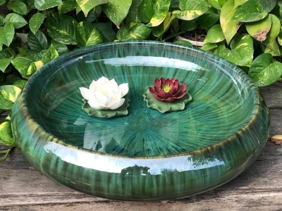 Bát nước thả hoa mang ý nghĩa tài lộc, biểu trưng cho minh đường tụ thuỷ