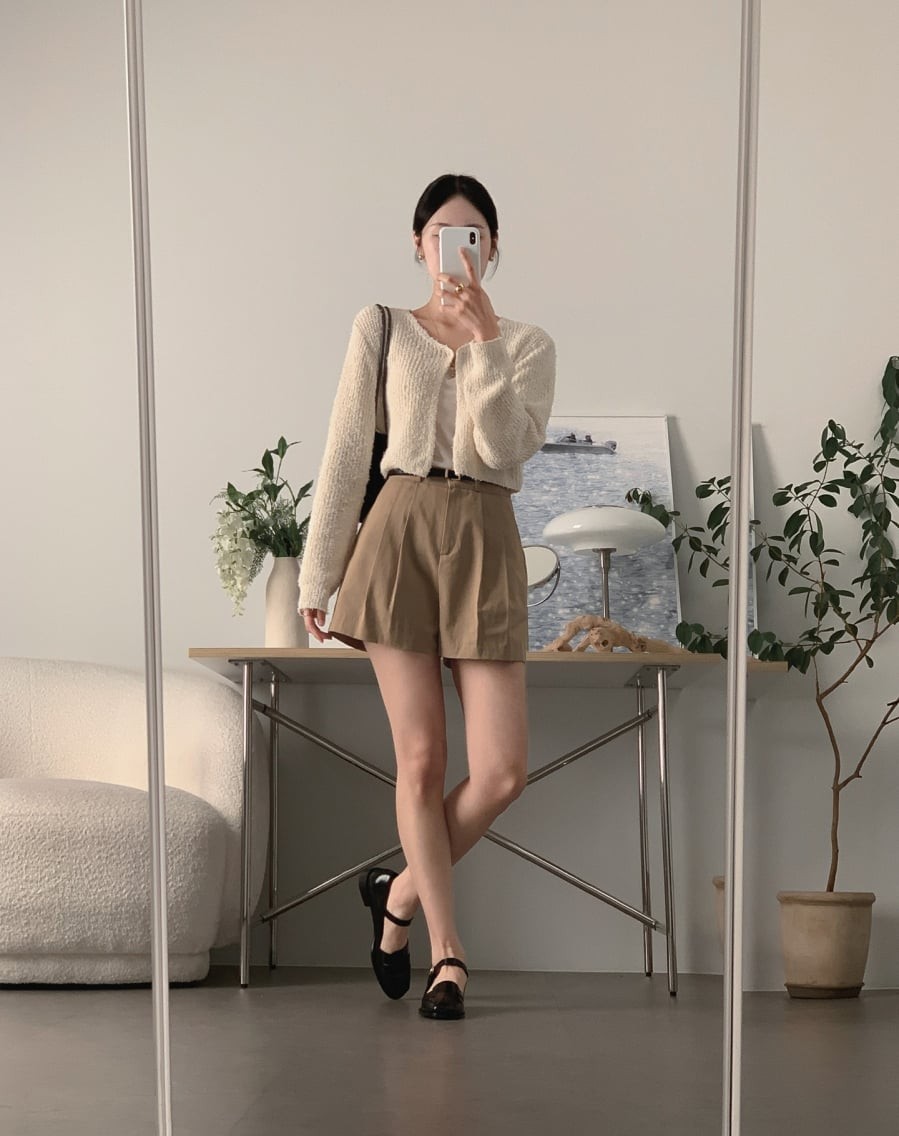 uần short cạp cao, ống suông nhẹ giúp kéo dài tỷ lệ phần chân, đặc biệt khi đi cùng giày bệt mũi nhọn hoặc ballet flats. 