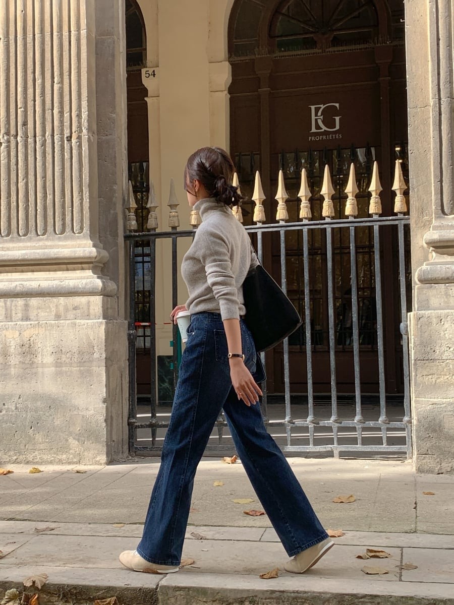 Các dáng jeans ống đứng hoặc suông nhẹ mang lại vẻ ngoài hiện đại, dễ phối cùng áo dáng gọn hoặc áo khoác ngắn.