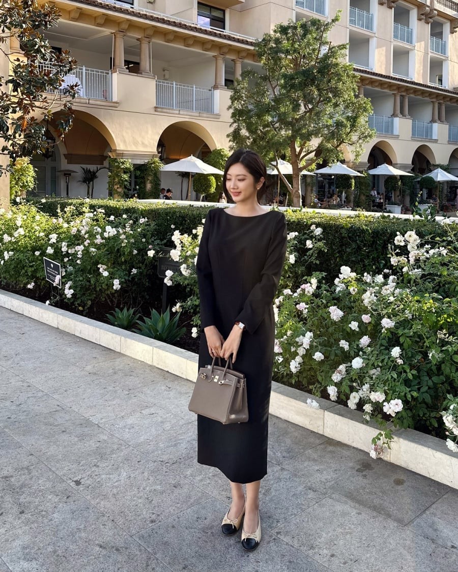 Độ dài váy trên gối hoặc ngang bắp chân giúp tổng thể không bị “dìm dáng”.