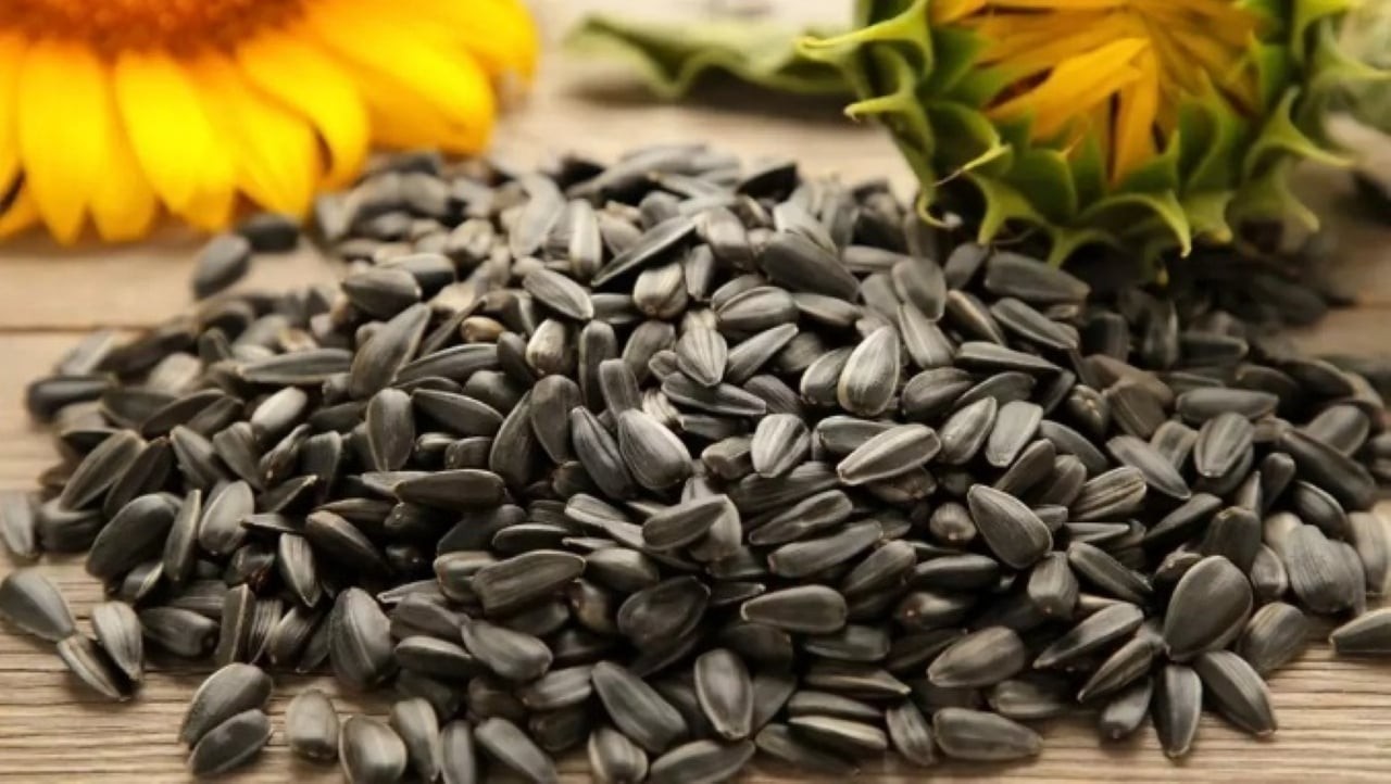 Chỉ với 1/4 cốc hạt hướng dương không muối, cơ thể có thể nhận được khoảng 80% nhu cầu vitamin E mỗi ngày cùng magiê và chất xơ.