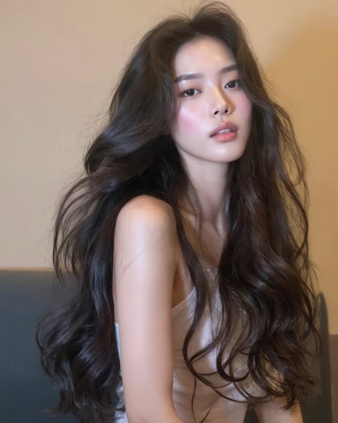 Khi da đầu tích tụ dầu thừa, bụi bẩn hoặc tế bào chết, nang tóc sẽ trở nên nặng nề, khiến sợi tóc dễ xẹp, thiếu sức sống dù đã được tạo kiểu kỹ lưỡng.