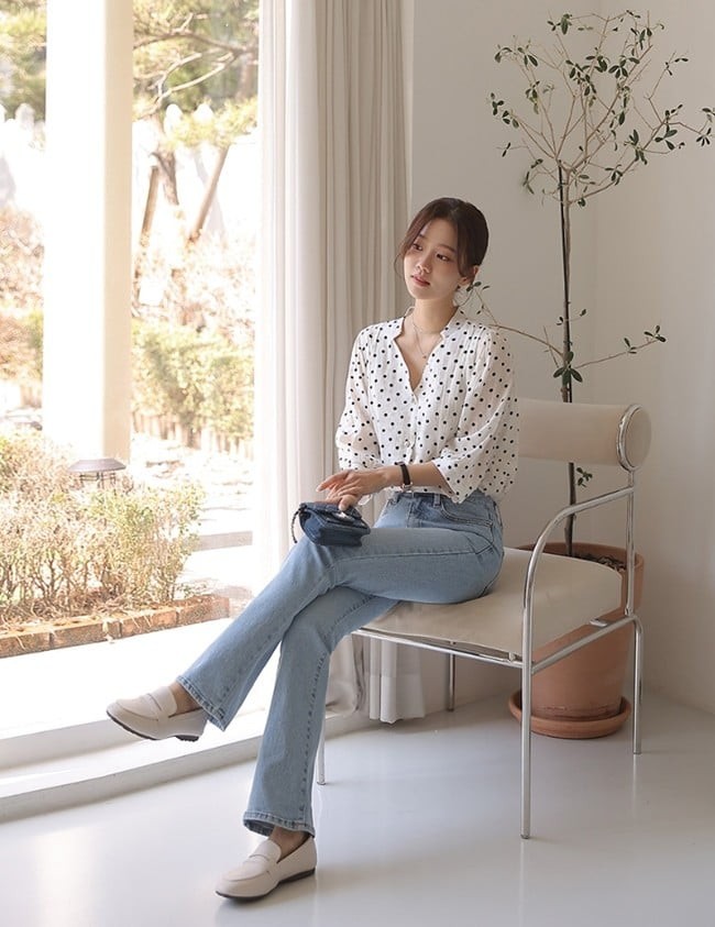 Kiểu áo này đủ tạo dấu ấn riêng, nhưng không khiến tổng thể trở nên phô trương hay kém sang