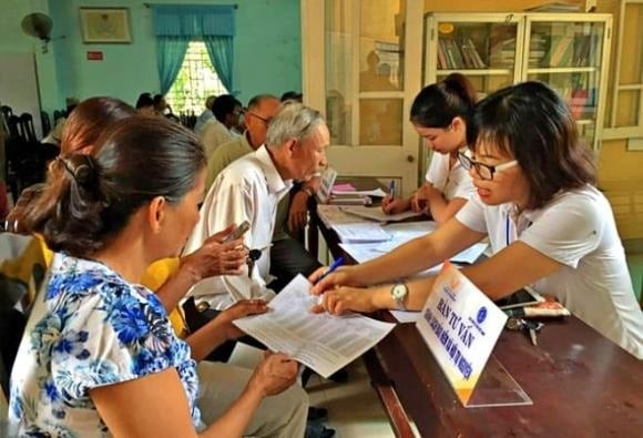 Trẻ em dưới 16 tuổi không có nguồn nuôi dưỡng, bao gồm trẻ bị bỏ rơi, mồ côi cha mẹ, hoặc có cha mẹ mất tích, đang chấp hành án phạt tù.

