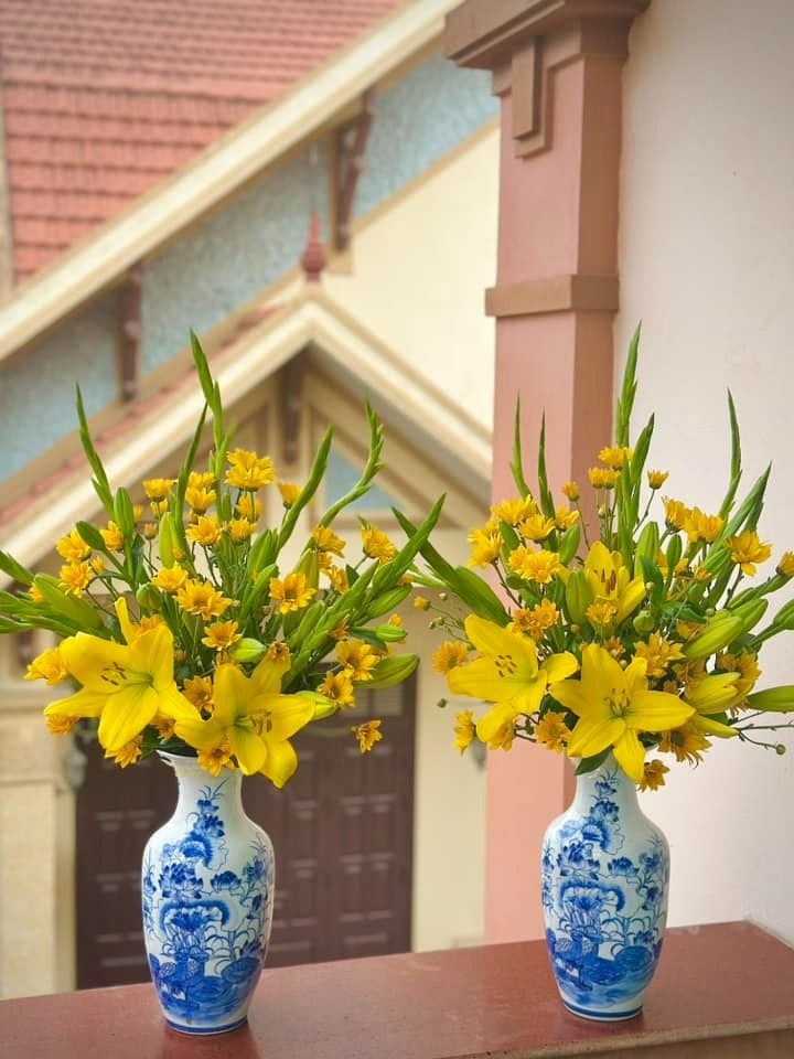 Bình hoa dâng lên ban thờ phải lành lặn, tránh sút mẻ